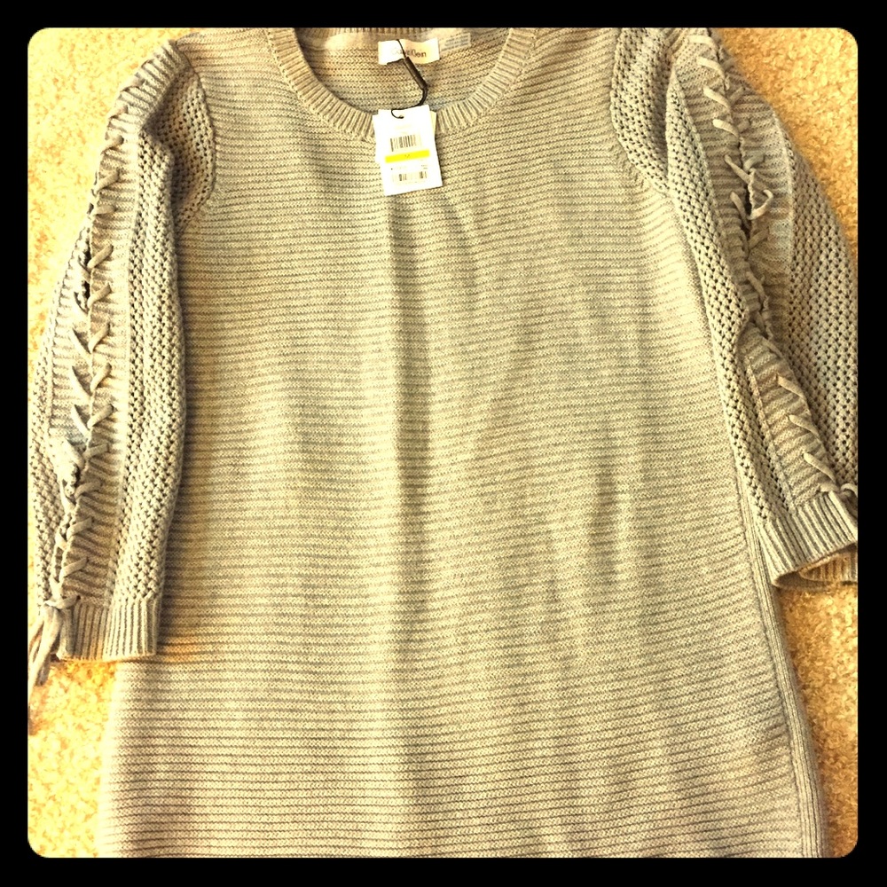 Lace-up sleeves.